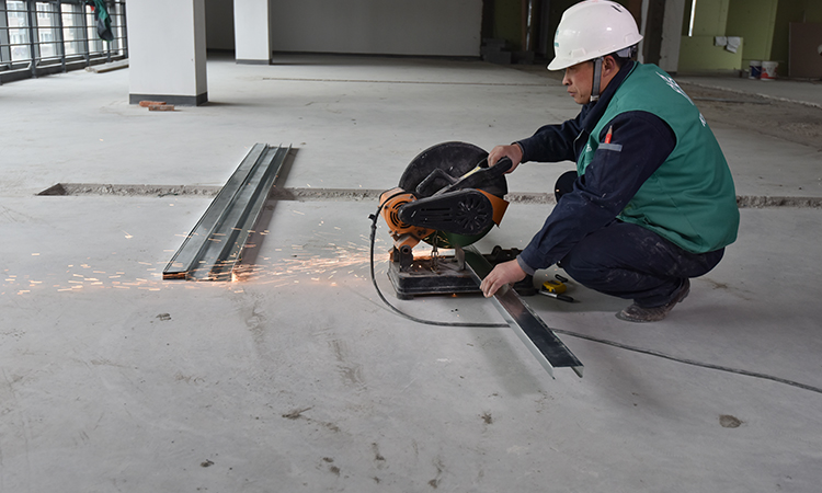 上海辦公室裝修施工現(xiàn)場:鋼材切割 上海辦公室裝修施工現(xiàn)場:鋼材切割