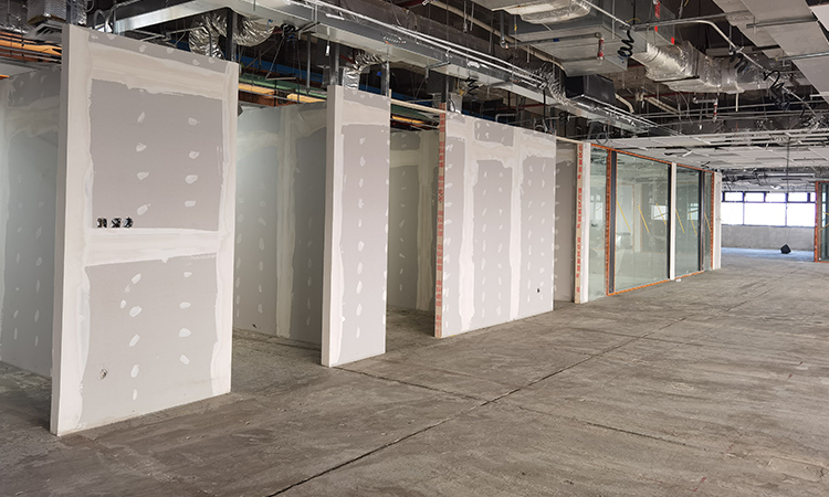 上海辦公室裝修公司現場PVC地膠界面施工管理2