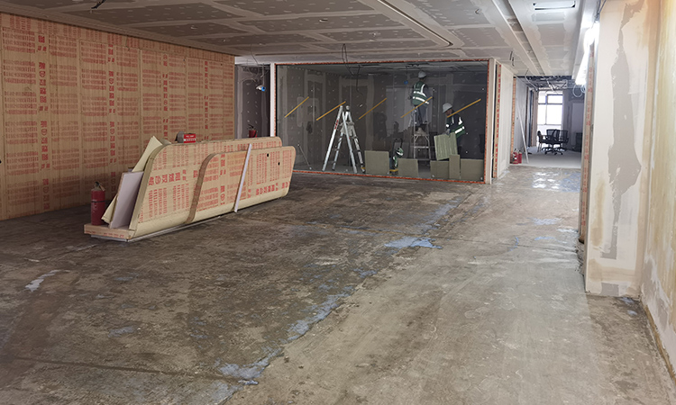 上海辦公室裝修公司現場PVC地膠界面施工管理1