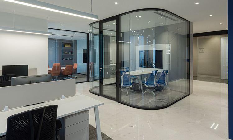 上海辦公室裝修通高玻璃隔斷環境