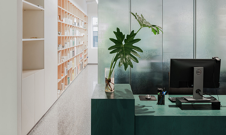 小型玻璃綠色系辦公室前臺設計